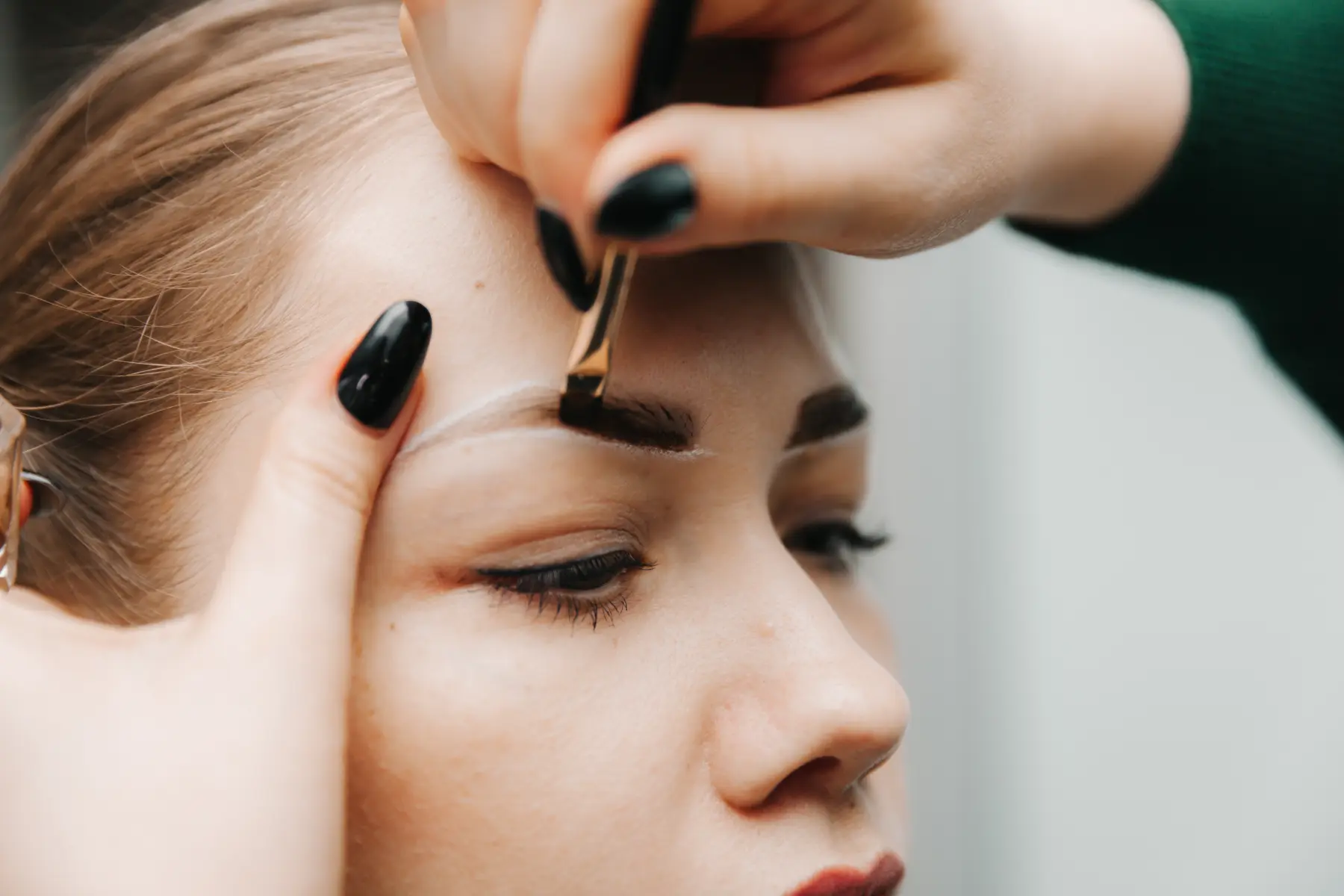 brow-shaping-process-on-a-woman-in-salon-2026-03-20-03-13-40-utc