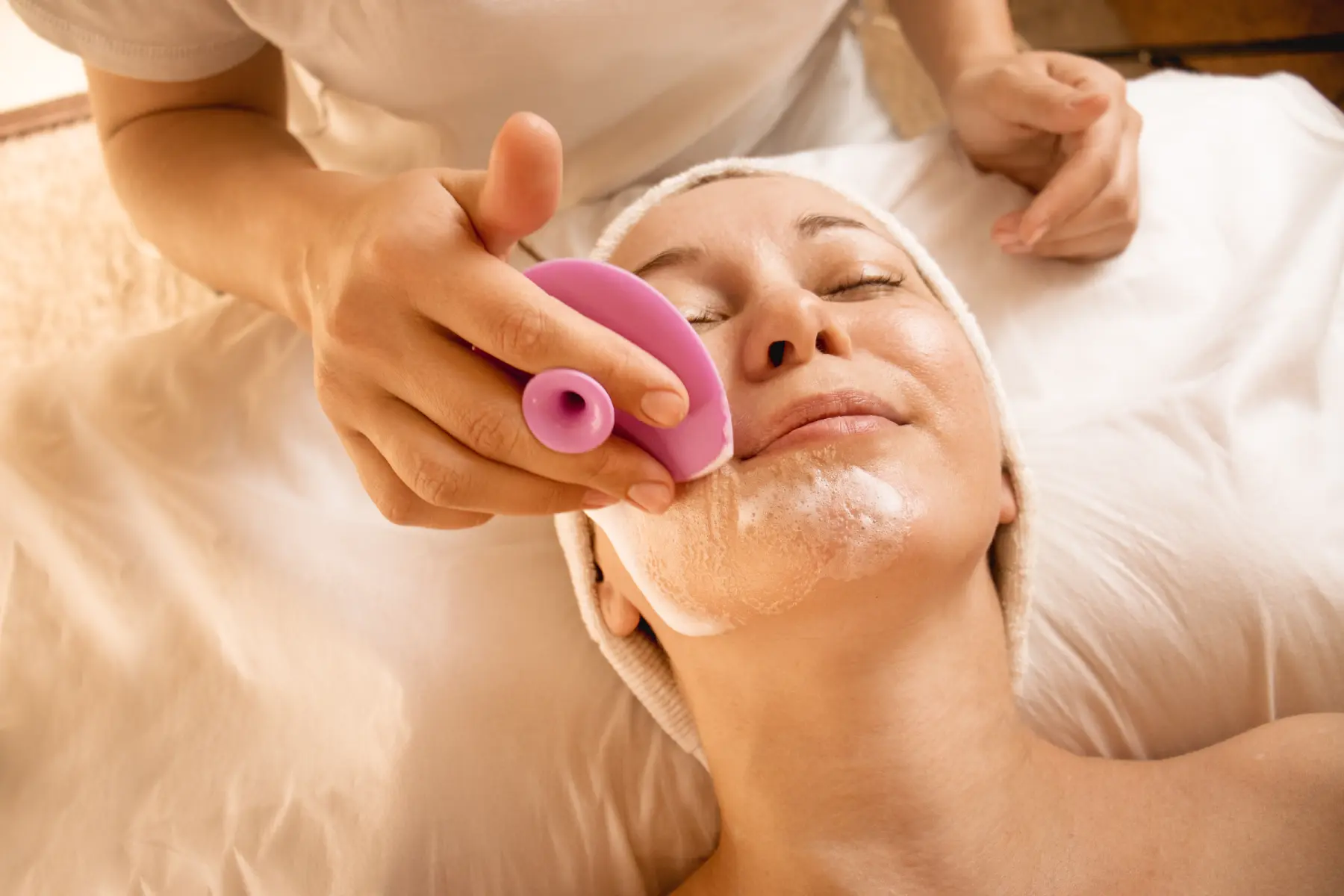 cleansing-the-skin-with-a-silicone-brush-cosmetol-2026-01-07-05-37-20-utc