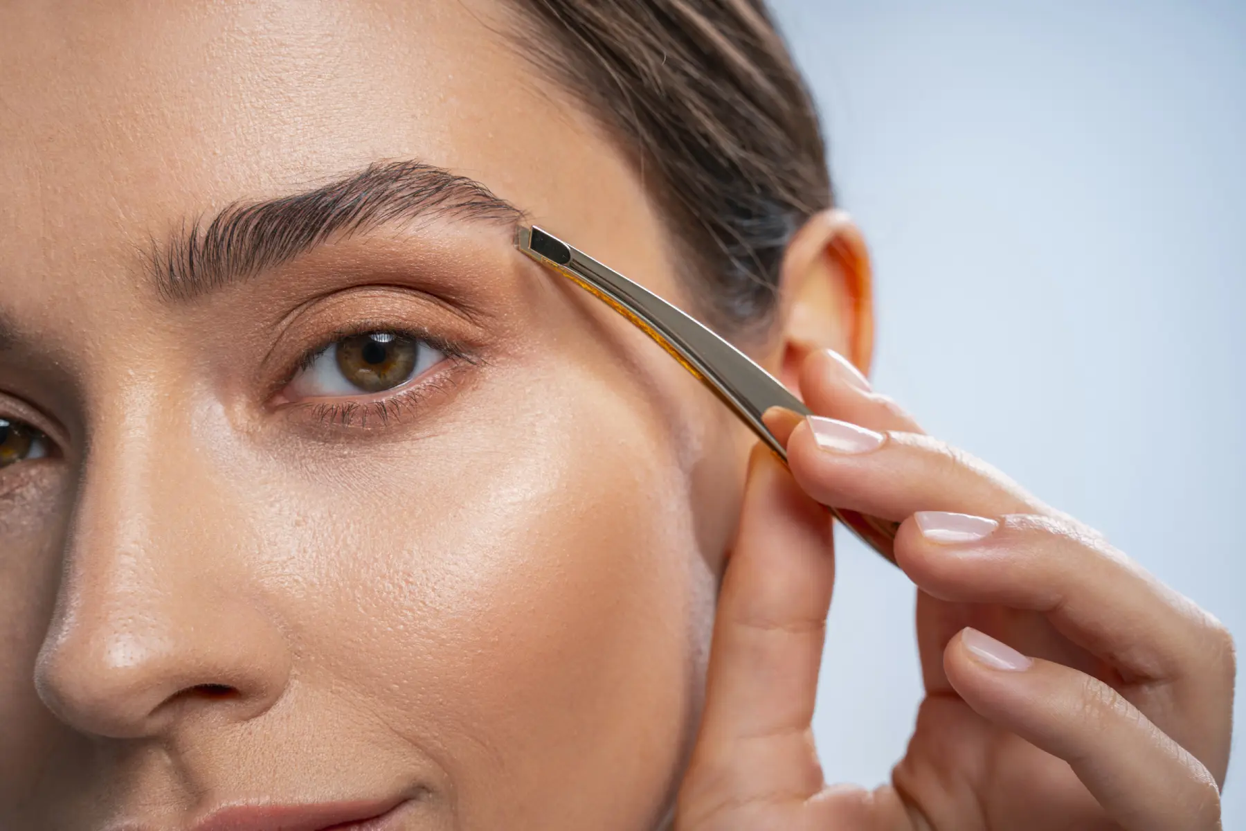 close-up-of-woman-tweezing-eyebrow-hair-2026-03-20-01-02-52-utc
