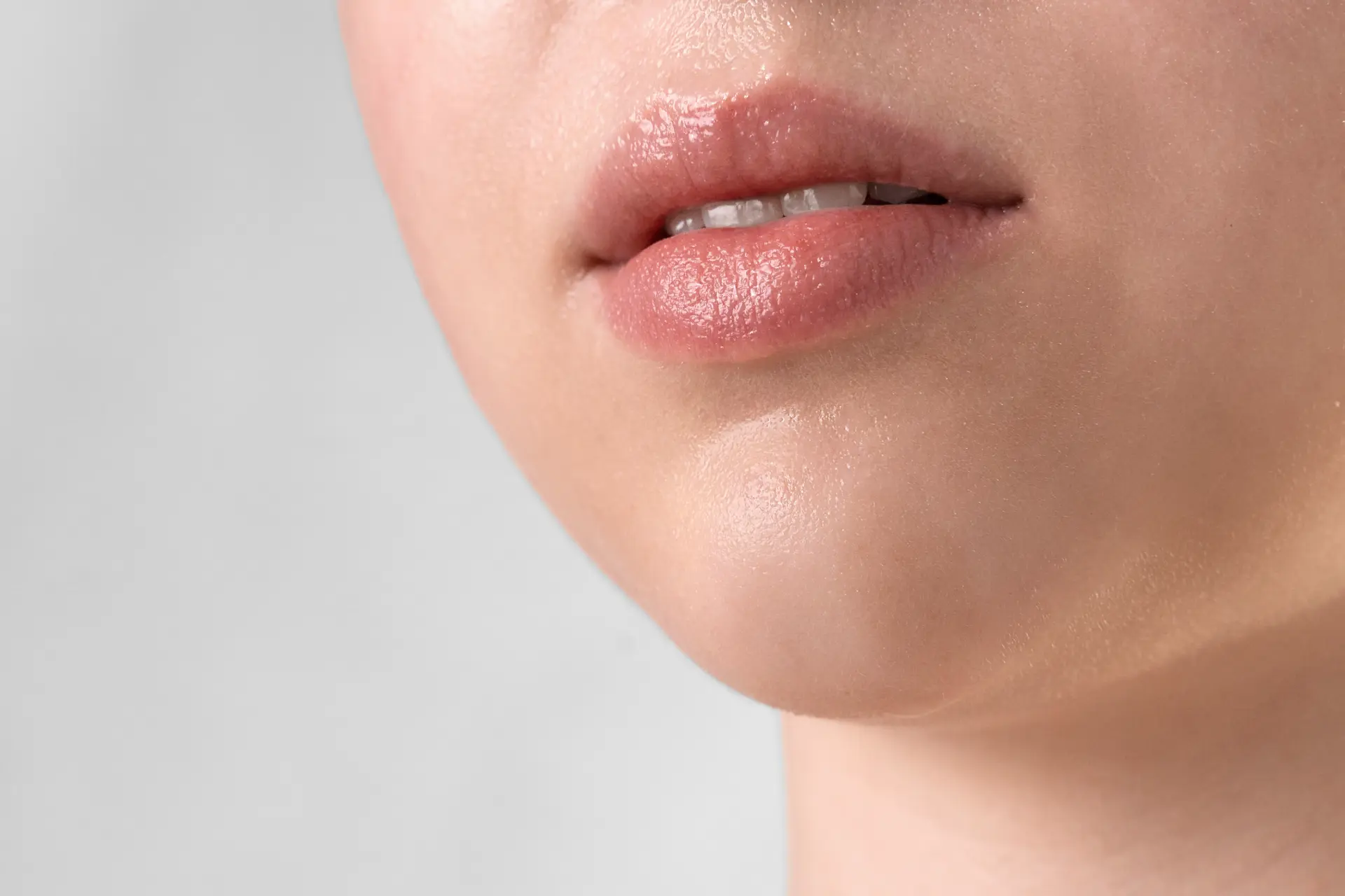 close-up-portrait-woman-with-hydrated-skin (1)