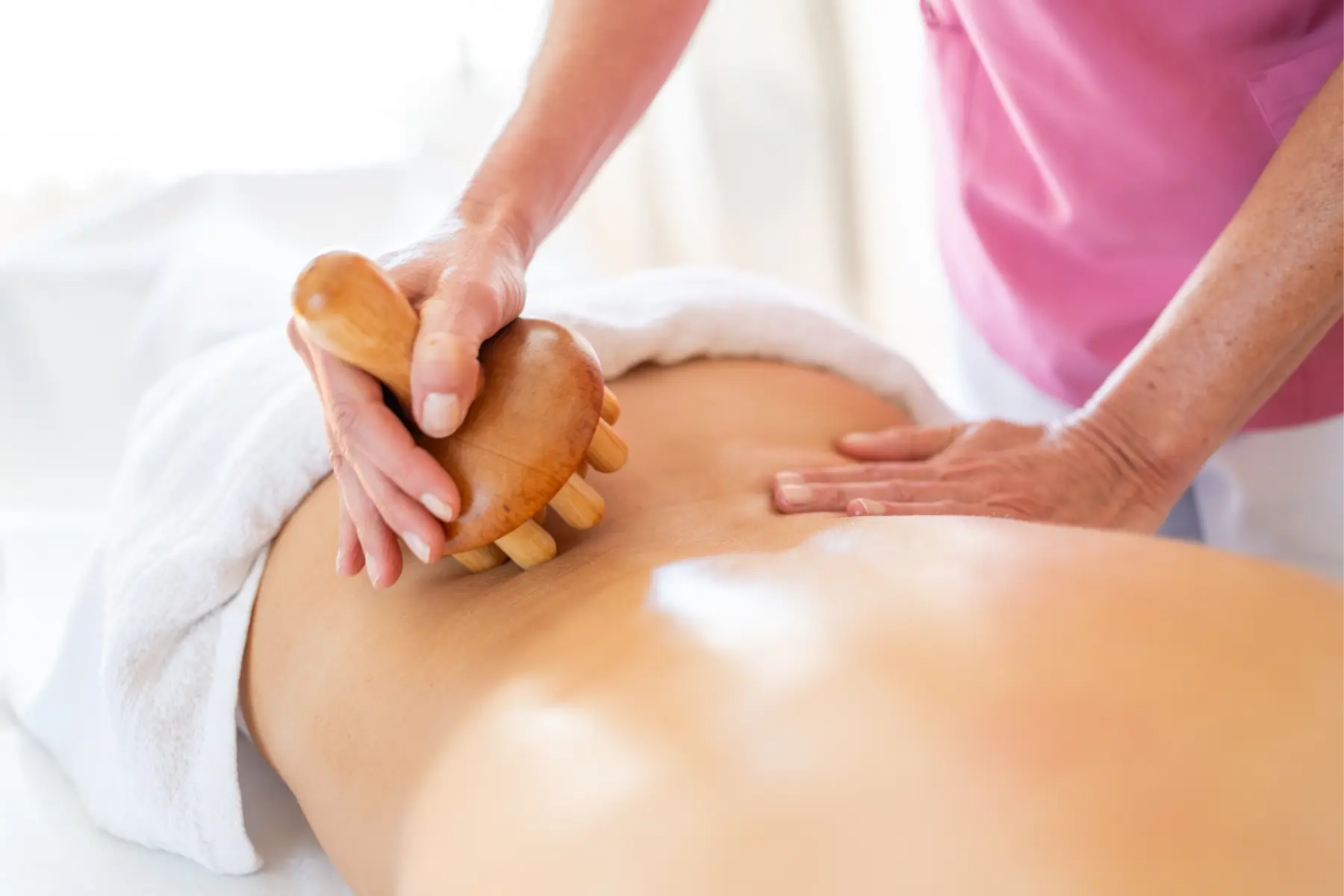 crop-masseur-massaging-back-of-client-in-physiothe-2026-01-09-07-23-16-utc