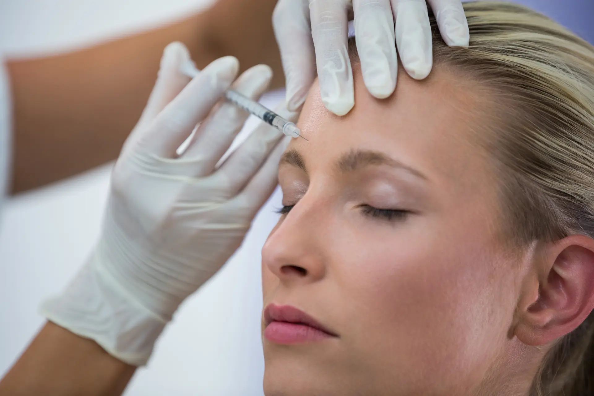 female-patient-receiving-botox-injection-forehead (2)