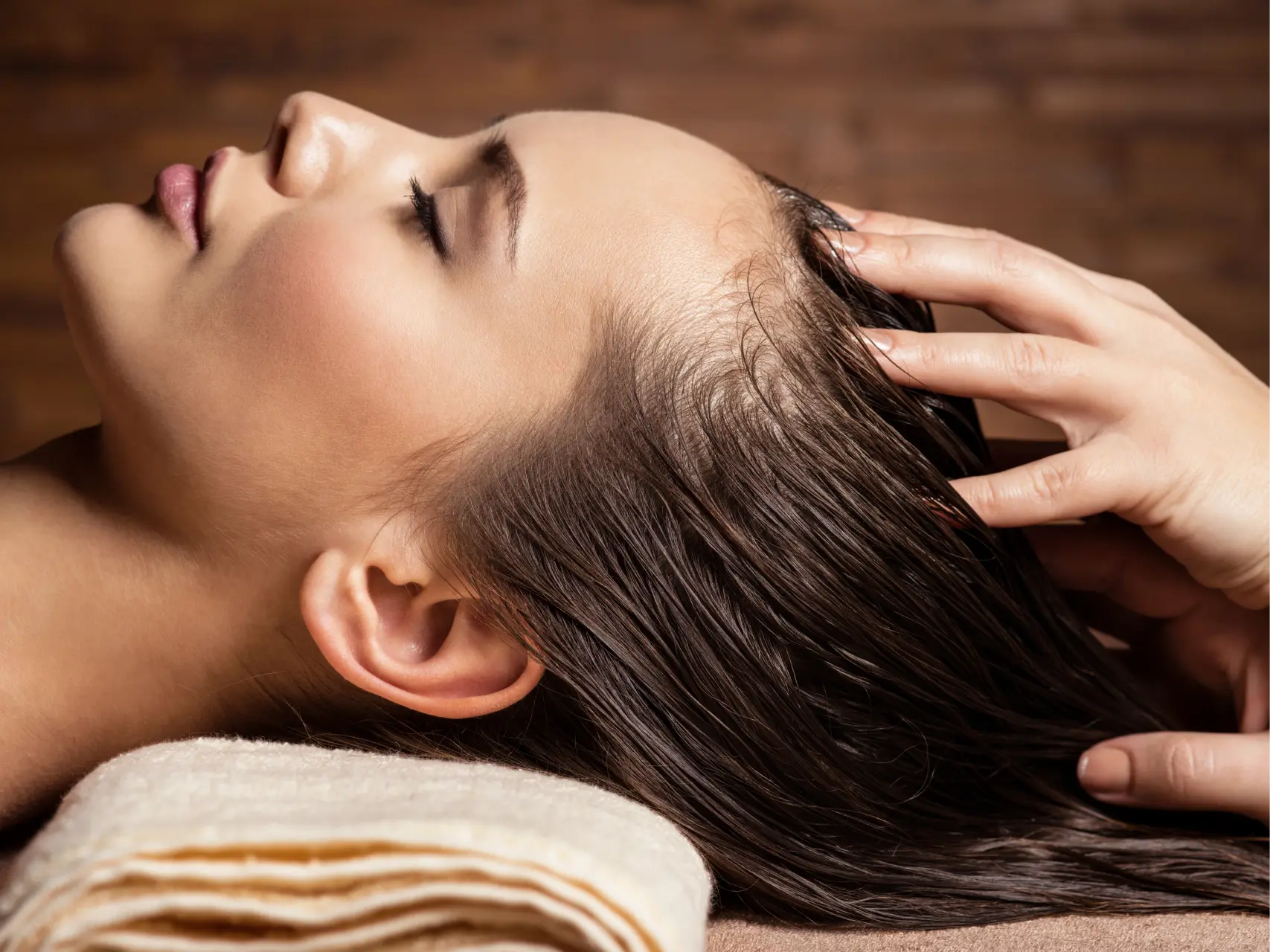 masseur-doing-massage-the-head-and-hair-for-an-wom-2026-01-06-09-43-55-utc