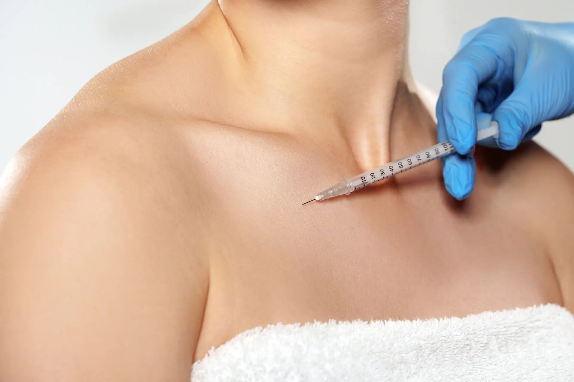 procedure-taking-place-on-a-person-s-collarbone-ar-2026-06-16-06-28-24-utc