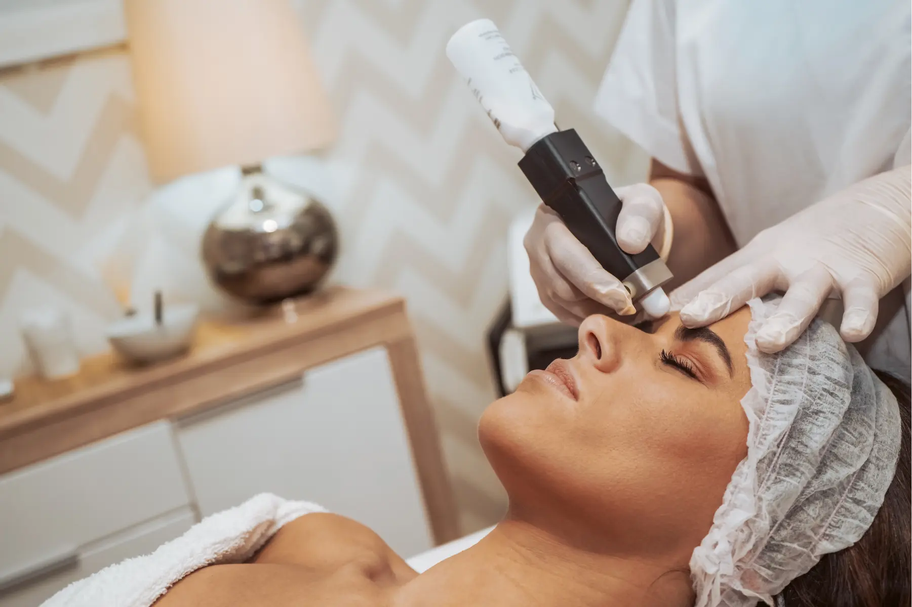 relaxing-spa-treatment-for-beautiful-woman-2026-03-09-03-45-25-utc