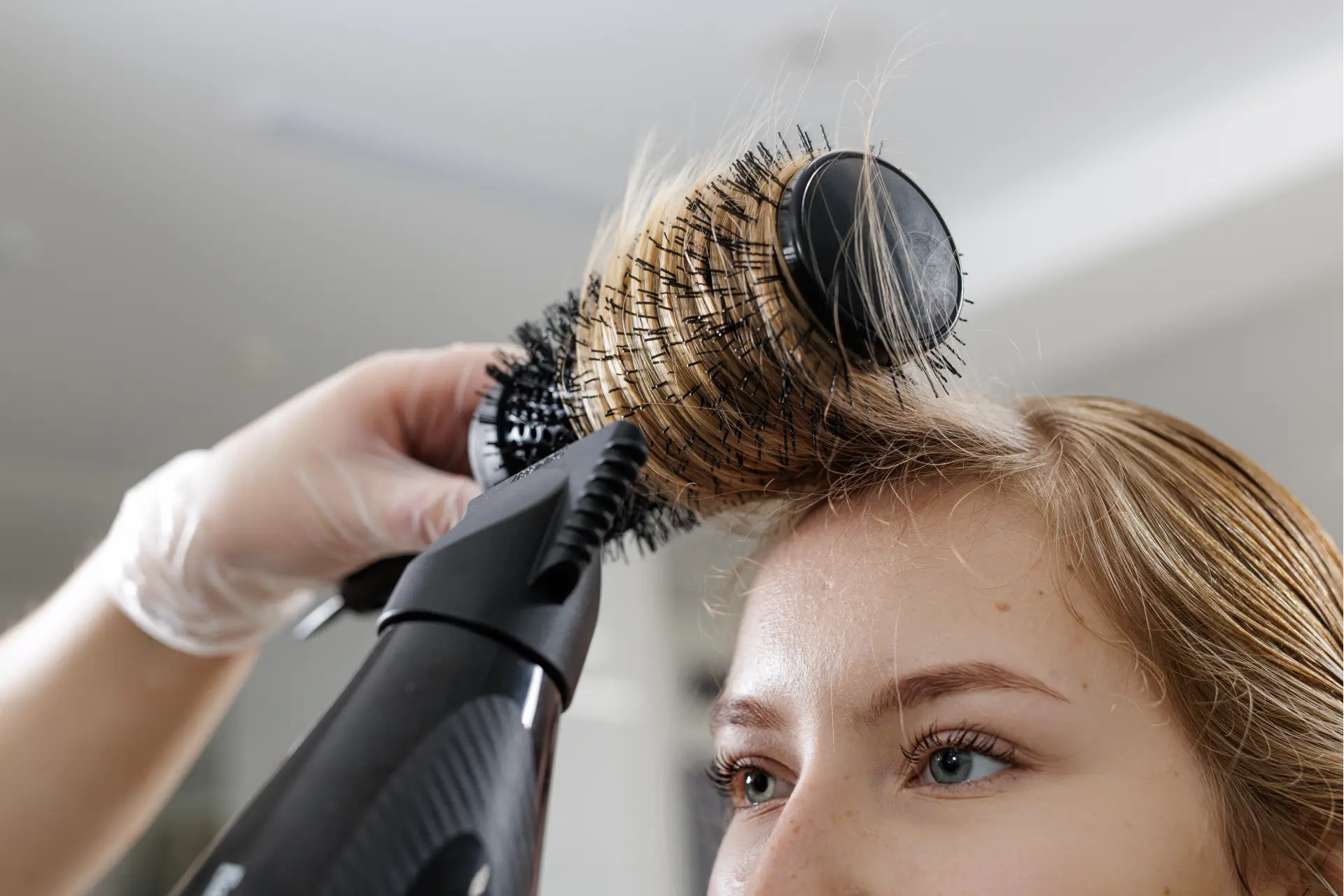 round-brush-blowout-with-blowdryer-creating-root-l-2026-03-26-23-20-33-utc
