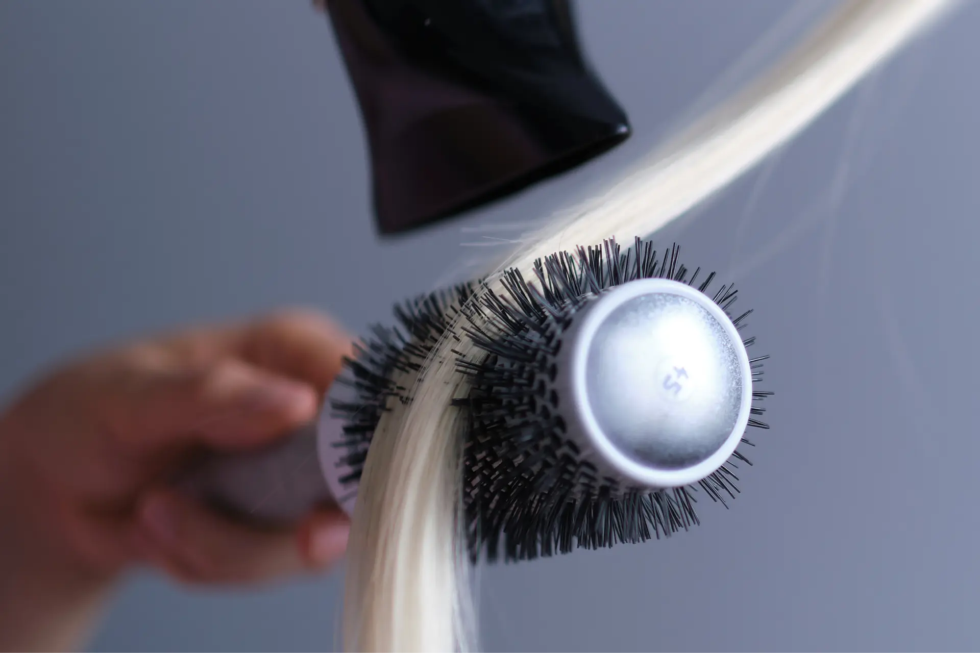 simple-minimalist-photo-blow-dry-hair-styling-cl-2026-03-24-05-23-01-utc
