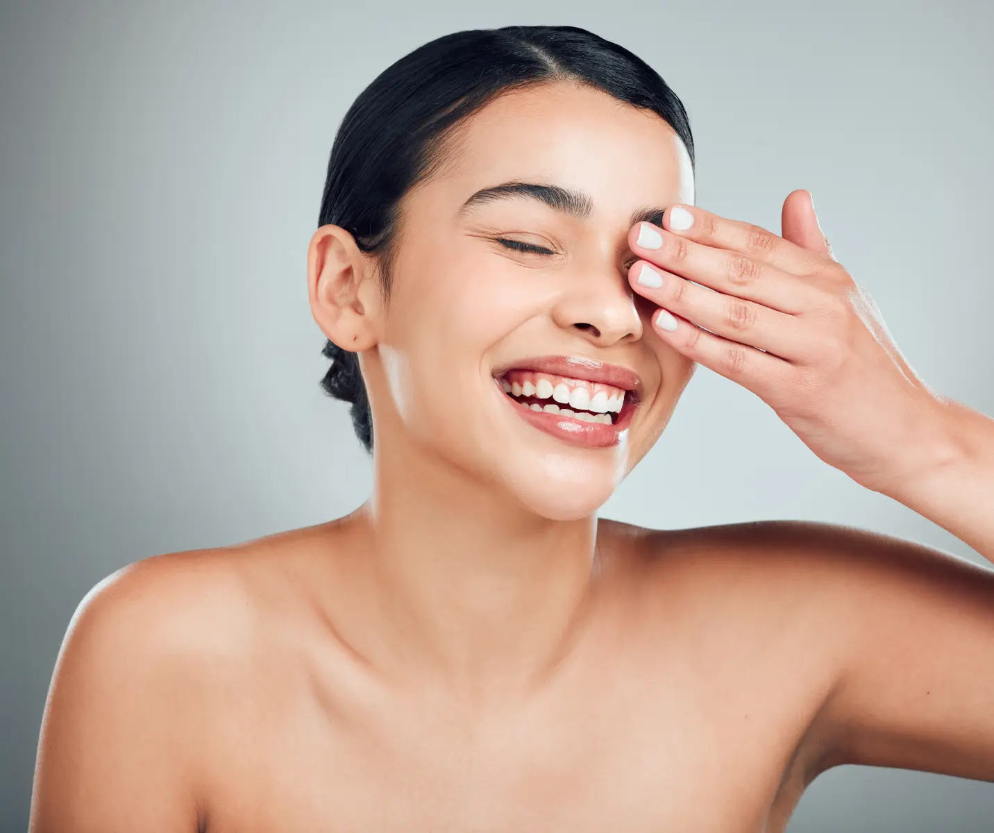 smiling-woman-poses-in-a-beauty-portrait-2026-01-09-10-54-36-utc