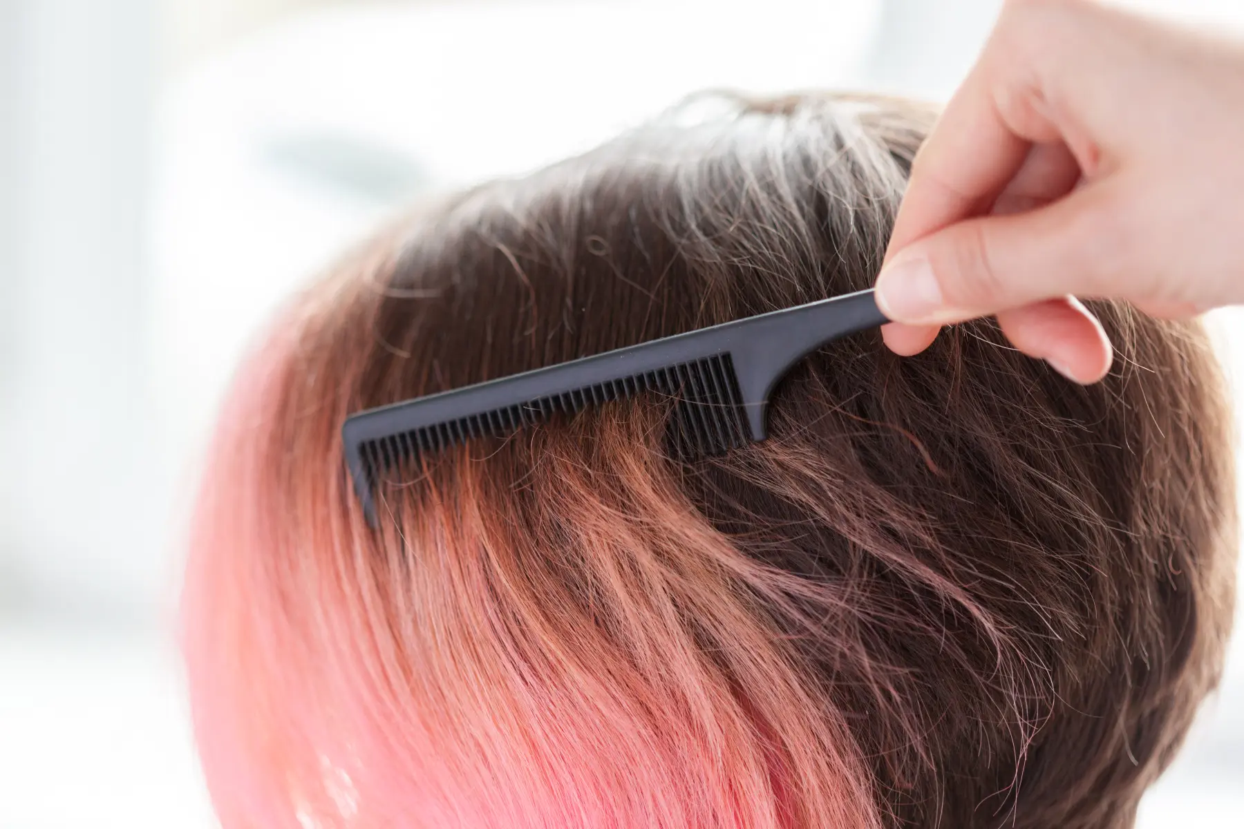 styling-brown-hair-with-pink-highlights-and-comb-2026-01-08-22-41-03-utc