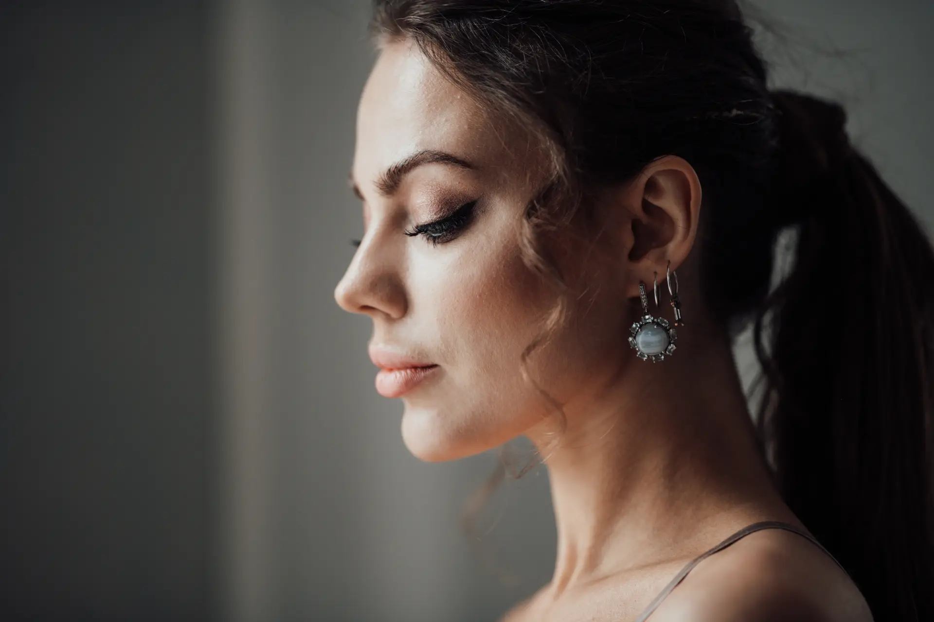woman-posing-in-profile-with-delicate-earrings-2026-01-05-23-31-10-utc