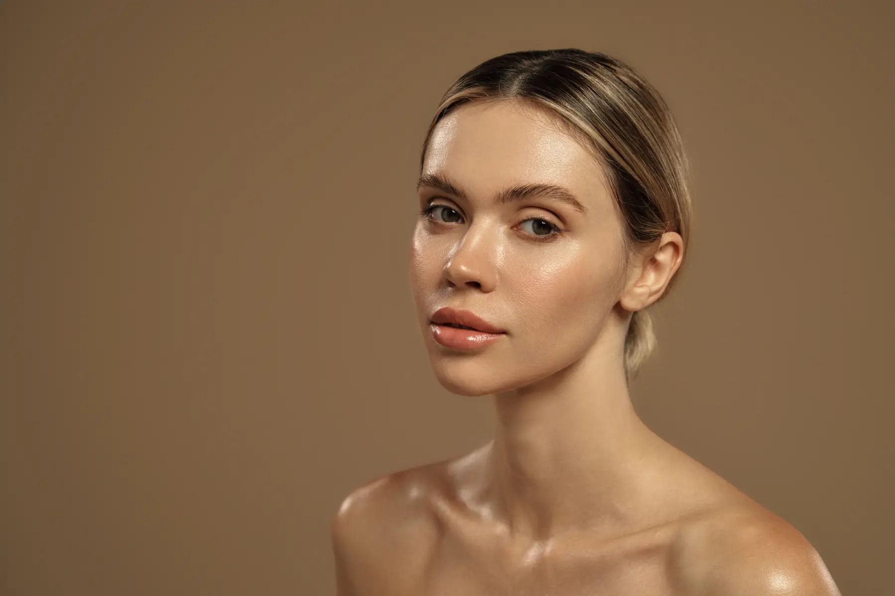 woman-posing-in-studio-with-natural-makeup-2026-01-17-22-32-19-utc