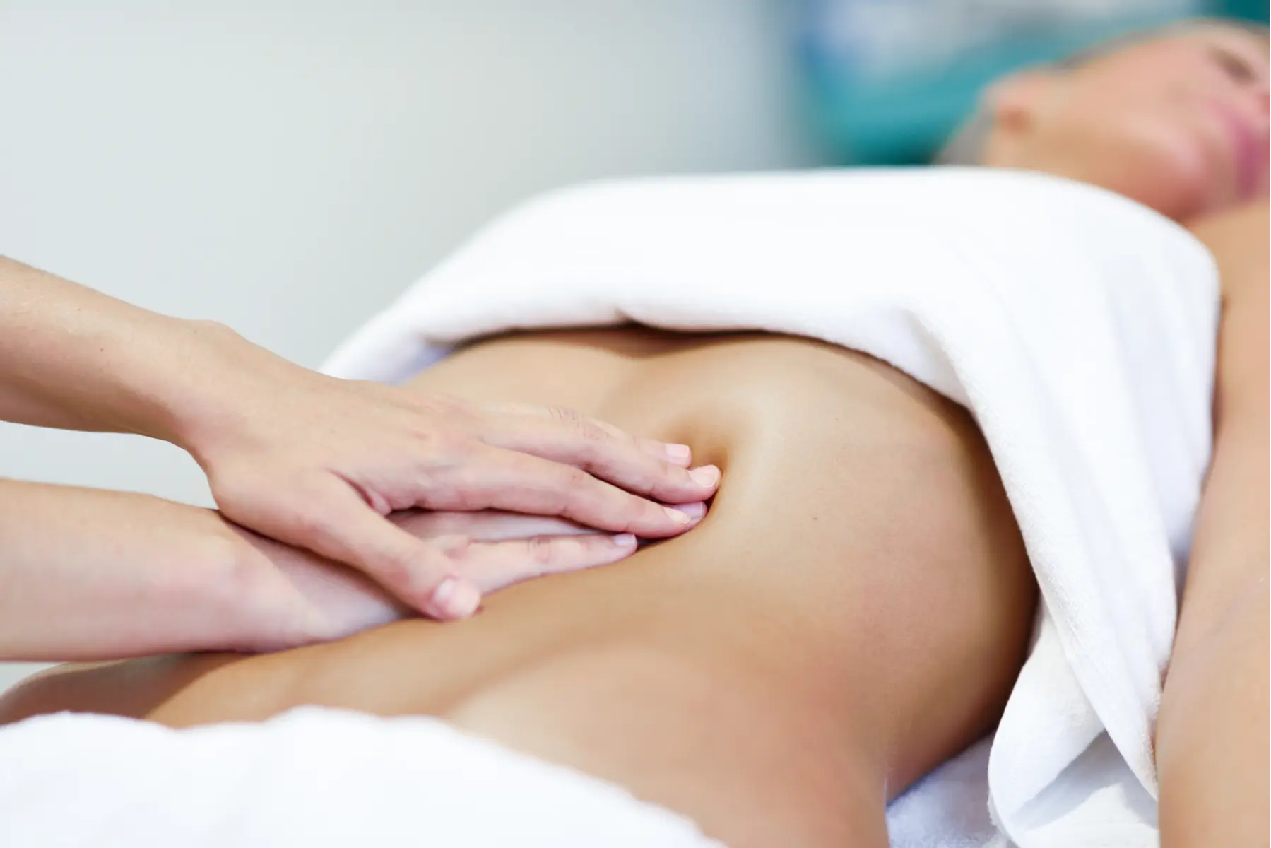woman-receiving-abdominal-massage-at-spa-2026-01-09-07-56-06-utc
