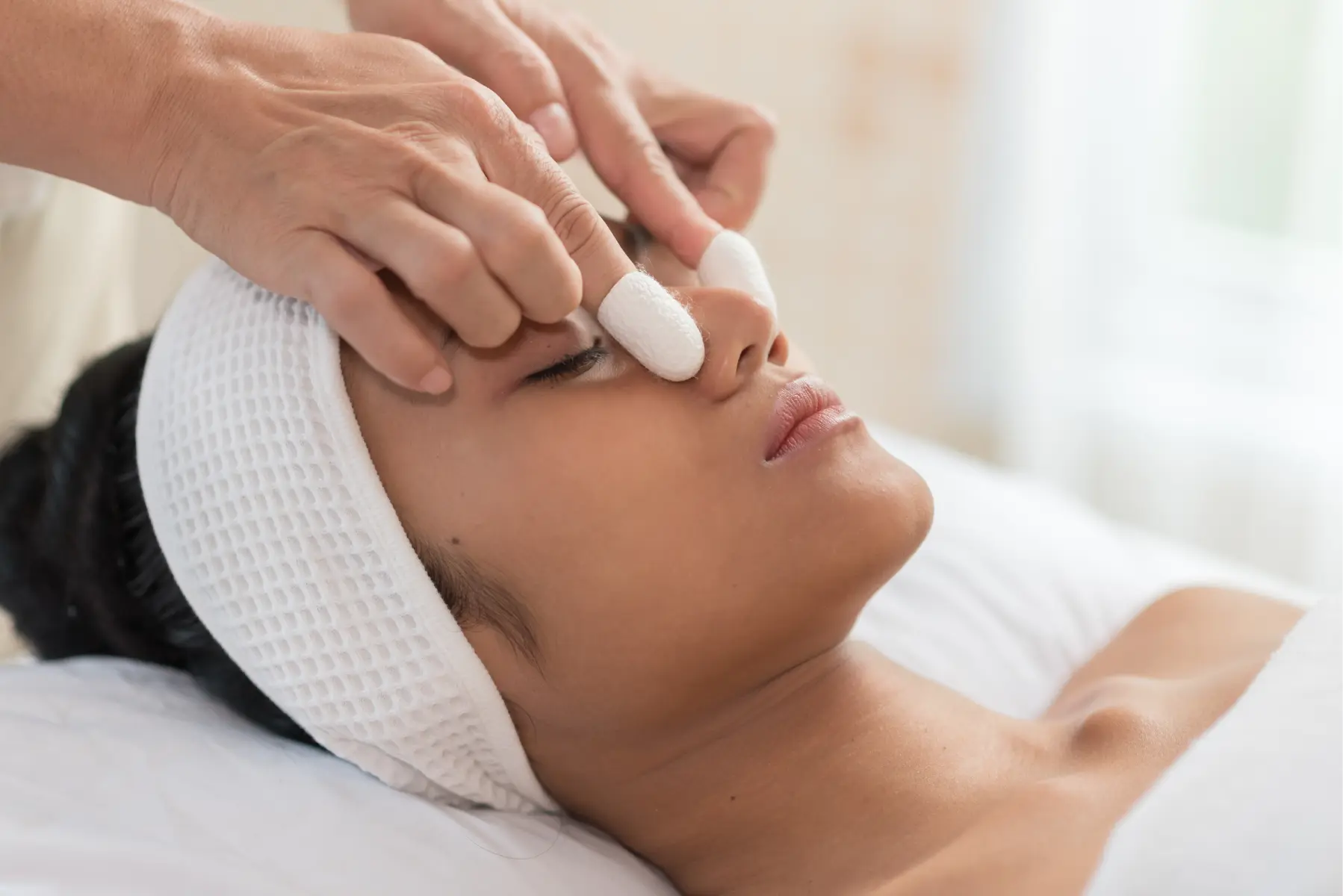 woman-receiving-facial-beauty-treatment-in-spa-2026-01-11-09-12-59-utc