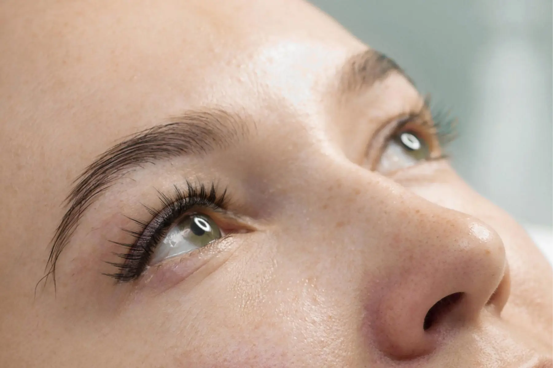 woman-with-eyelashes-extension-side-view